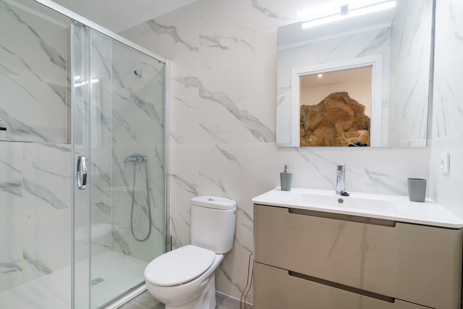 Baño moderno con azulejos efecto mármol