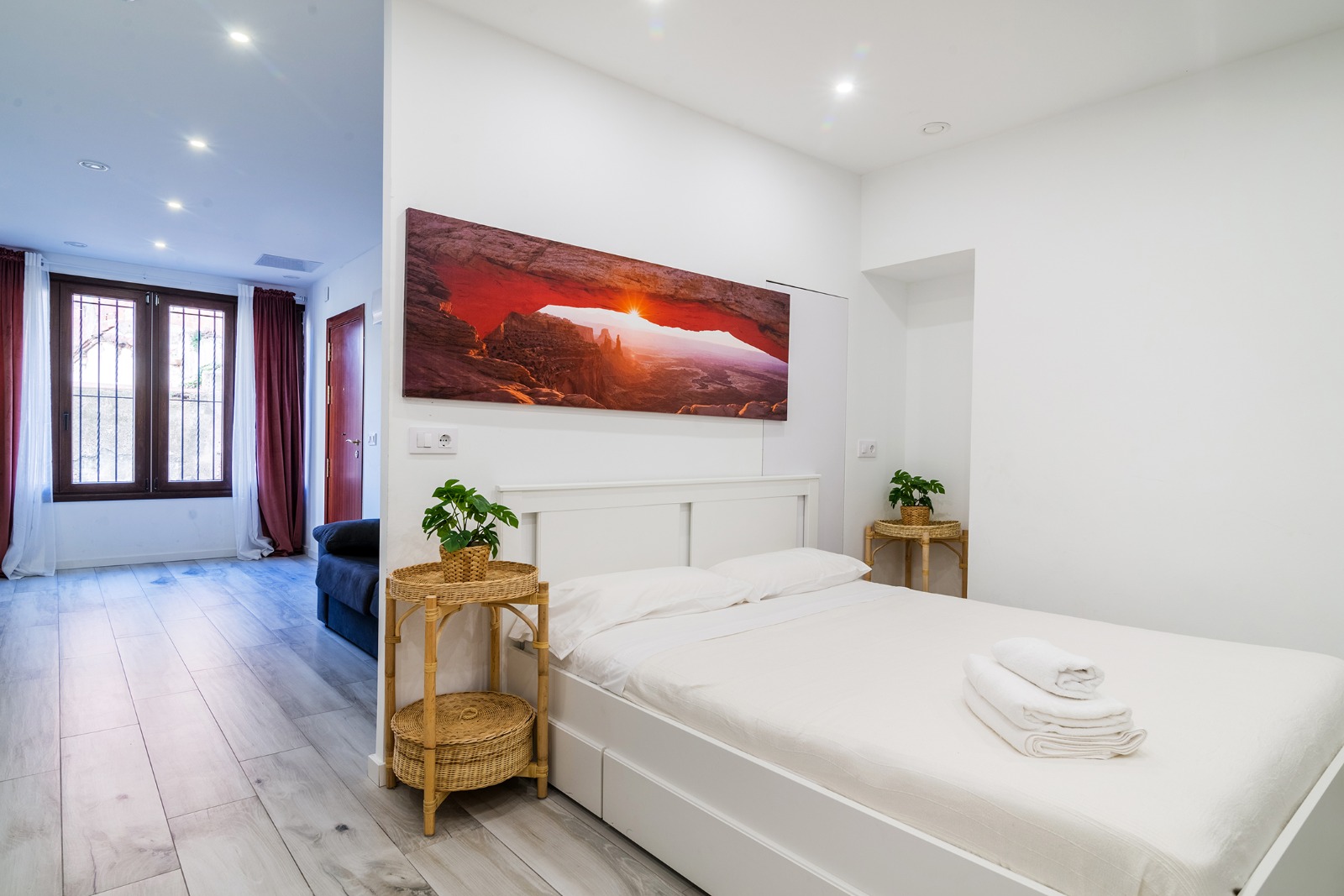 Dormitorio con ventanas de madera tradicionales