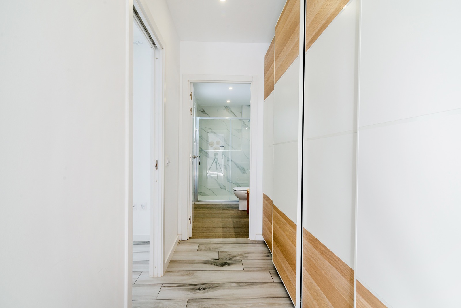 Pasillo con armarios empotrados