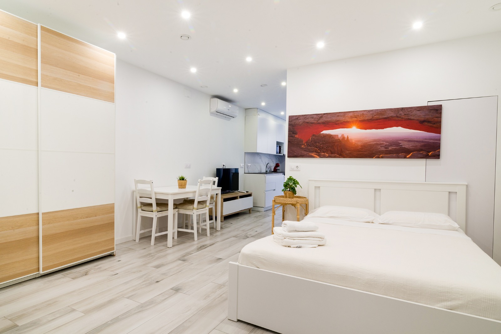 Vista amplia del dormitorio con pared de roca