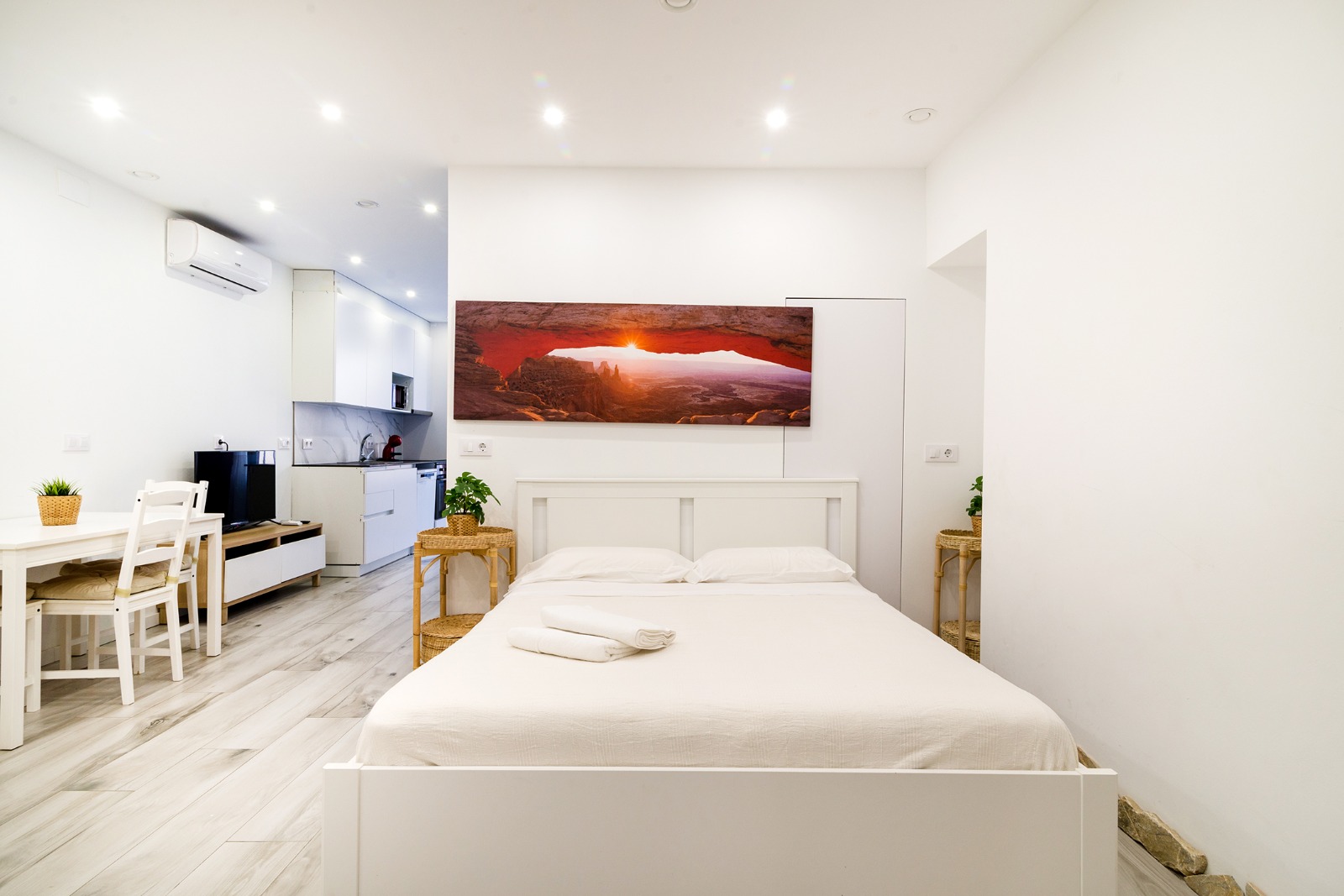 Apartamento tipo estudio con cama y kitchenette