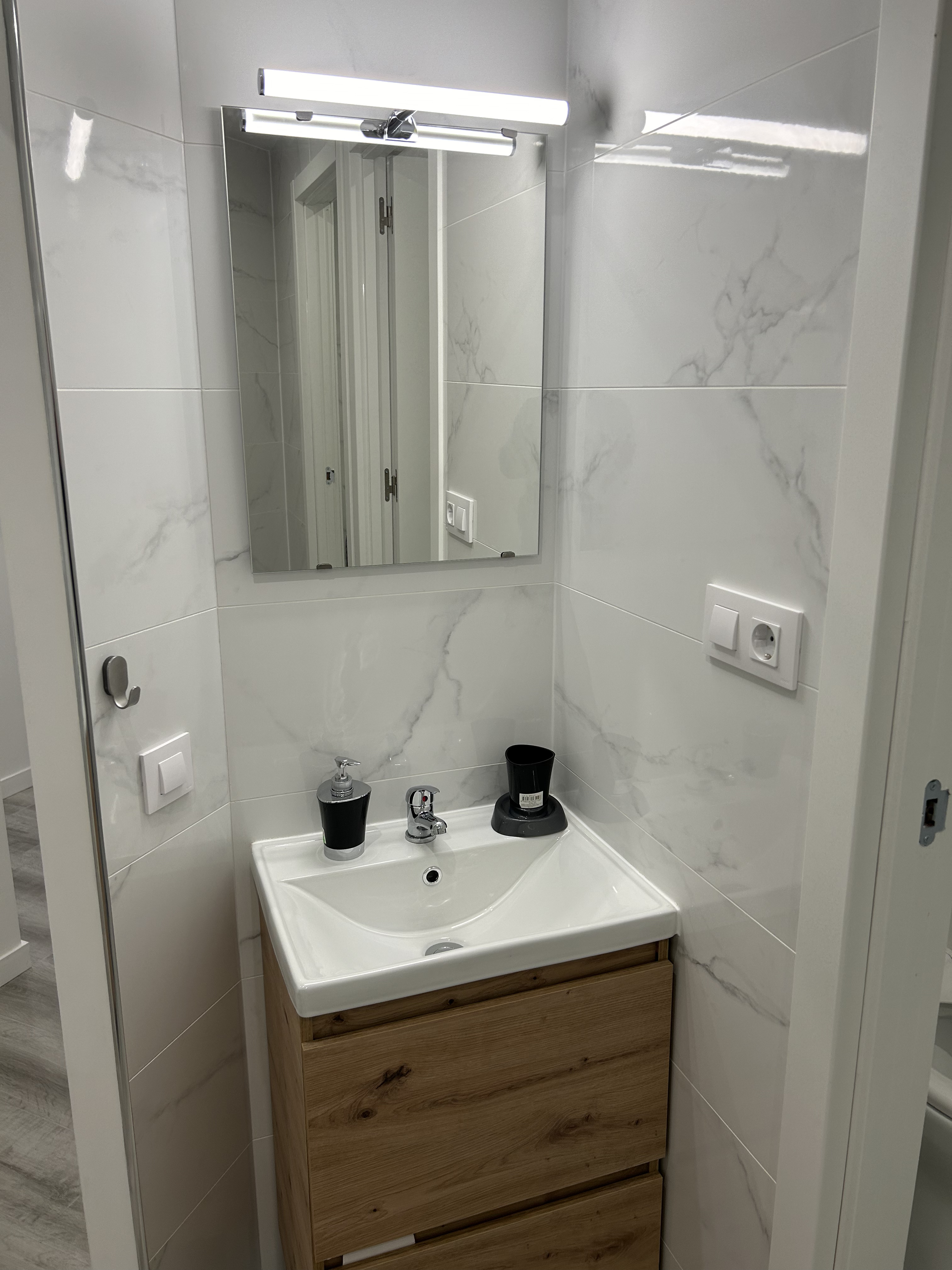 Lavabo con mueble de madera y espejo LED