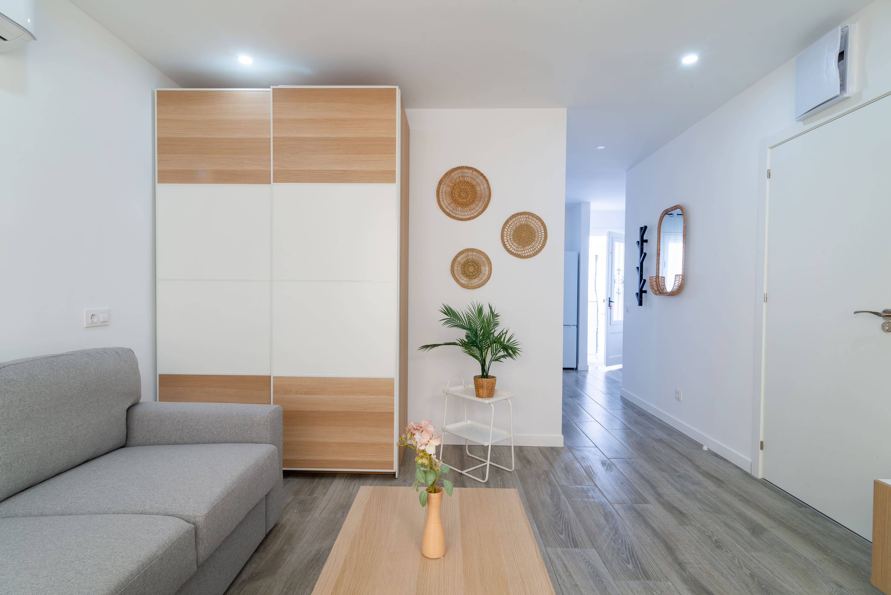 Salón con decoración de mimbre y almacenamiento